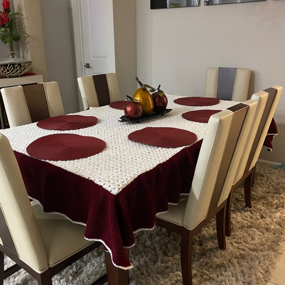 Tablecloth crocheted.